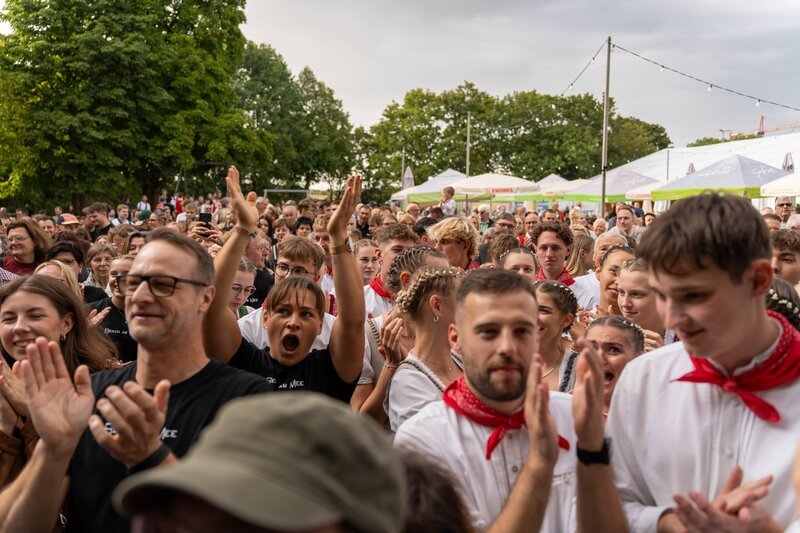 Begeistertes Publikum in „Berch am Mee“. Unter den Gästen jubelten auch die Kirwaleit aus Rieden und der Kerwaverein aus Windsbach. – Bild: BR/​Henry Lai