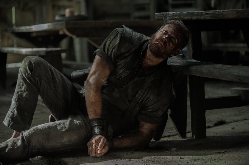 Möchte Billy (Tom Hopper), den ehemaligen Sklaven auf der Underhill-Plantage, ausliefern, um das Bündnis mit den Sklaven zu erneuern: John Silver … – Bild: Starz Entertainment, LLC