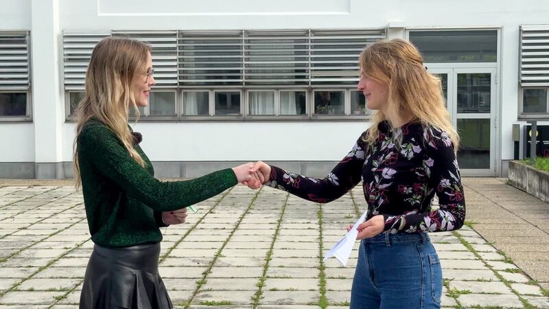 Lena und Lisa lassen ihre Papierflieger gegeneinander antreten. – Bild: ORF