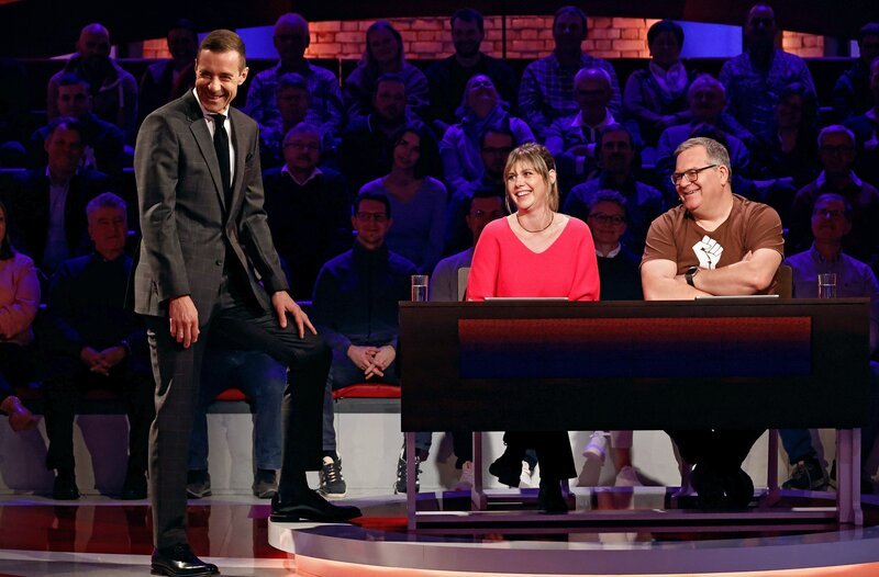 Moderator Kai Pflaume (l.) mit Rateteam-Kapitän Elton (r.) und der Schauspielerin Felicitas Woll (M.). – Bild: ARD/​Morris Mac Matzen