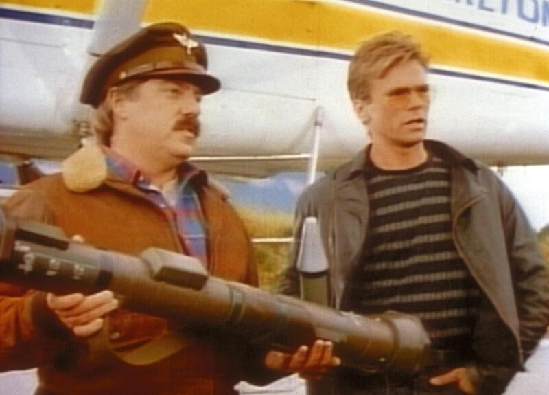 MacGyver (Richard Dean Anderson, r.) und Dalton (Bruce McGill, l.) sind als illegale Waffenhändler unterwegs. – Bild: Paramount Pictures