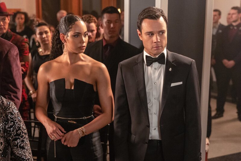 Macy Vaughn (Madeleine Mantock, l.); Harry Greenwood (Rupert Evans, r.) – Bild: The CW Network, LLC /​ Colin Bentley