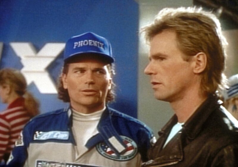 Jeff Stone (Patrick Wayne, l.) erklärt MacGyver (Richard Dean Anderson, r.), dass an seinem Auto Sabotage verübt worden ist. – Bild: Paramount Pictures
