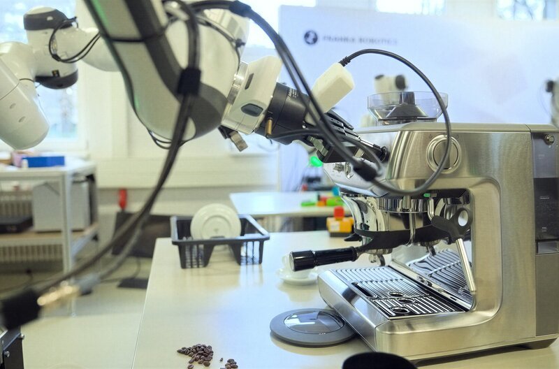 Den Espresso vom Roboter gemacht und serviert – wer schafft den ersten Roboter, der Alltagsaufgaben selbstständig erledigt? – Bild: SWR Den Espresso vom Roboter gemacht und serviert – wer schafft den ersten Roboter, der Alltagsaufgaben selbstständig erledigt? – Bild: SWR