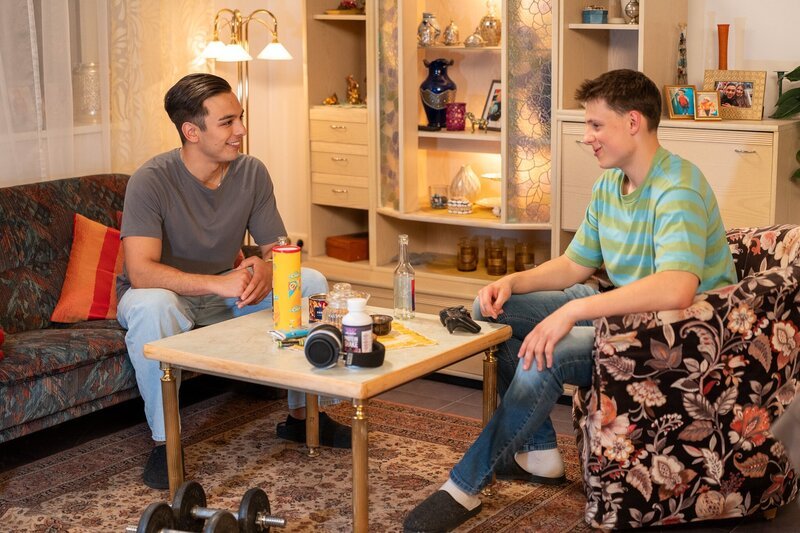 Von links: Leon (Joel Akgün) ist angefixt von der Idee, dass er und Hacki (Timo Baran, KLD) eine Männer-WG gründen könnten. – Bild: Ewa Wiese /​ BR /​ BR/​Ewa Wiese