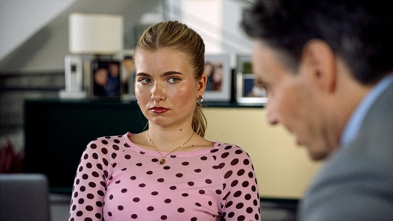 Johanna (Charlott Reschke) wird von ihrem Vater (Wolfgang Bahro) eindringlich daran erinnert, wo ihre Prioritäten zu liegen haben. – Bild: RTL /​ Ja Doch