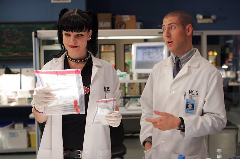Tony soll eine Frau ermordet haben, doch Abby (Pauley Perrette, l.) glaubt nicht daran und ist fest entschlossen, dies zu beweisen. Charles (Michael Bellisario, r.) soll sie dabei unterstützen … – Bild: CBS Studios Inc. All Rights Reserved.
