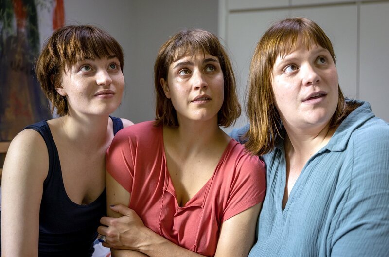 Emily (Sarah Mahita), Leo (Morgane Ferru) und Eva (Stefanie Reinsperger, v.l.) betrachten in Barbaras Atelier ein altes Bild. – Bild: Guillaume Van Laethem