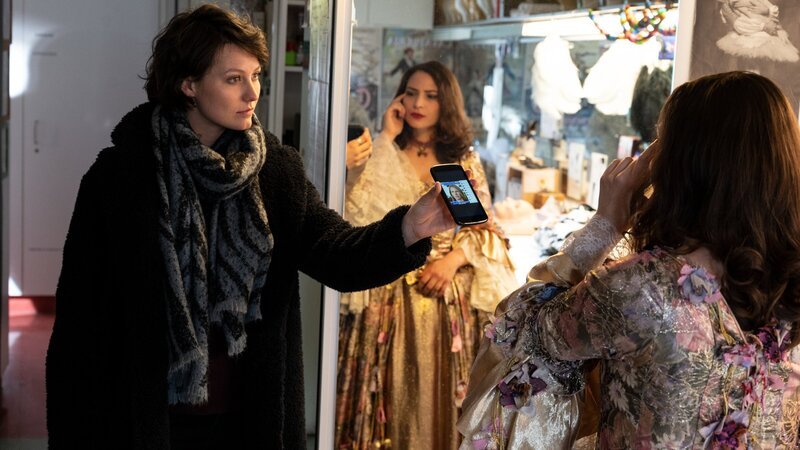 Wer hat die erfolgreiche Stuttgarter Opernsängerin ermordet? Aktuell sang die Diva in gleich zwei Stücken die Hauptrollen. Für Kommissarin Nele Becker (Nina Siewert, l.) hat Irina Komarow (Rebecca Lara Müller, r.), die direkte Konkurrentin im Ensemble, zunächst das stärkste Motiv: Wurden Konkurrenzkampf und Neid auf der Bühne zur Realität? – Bild: ZDF