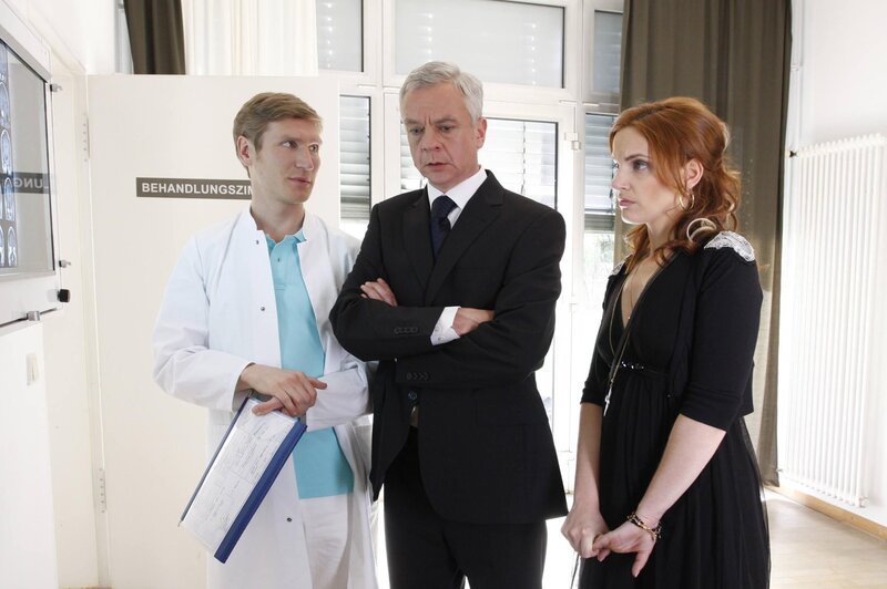 Manu (Marie Zielcke, r.) und Marcel (Thomas Engel, M.) sind geschockt, als der Neurologe Dr. Frank Weissner (Matthias Gall, l.) erklärt, dass nur eine hochriskante Operation Rettung verspricht … – Bild: Noreen Flynn