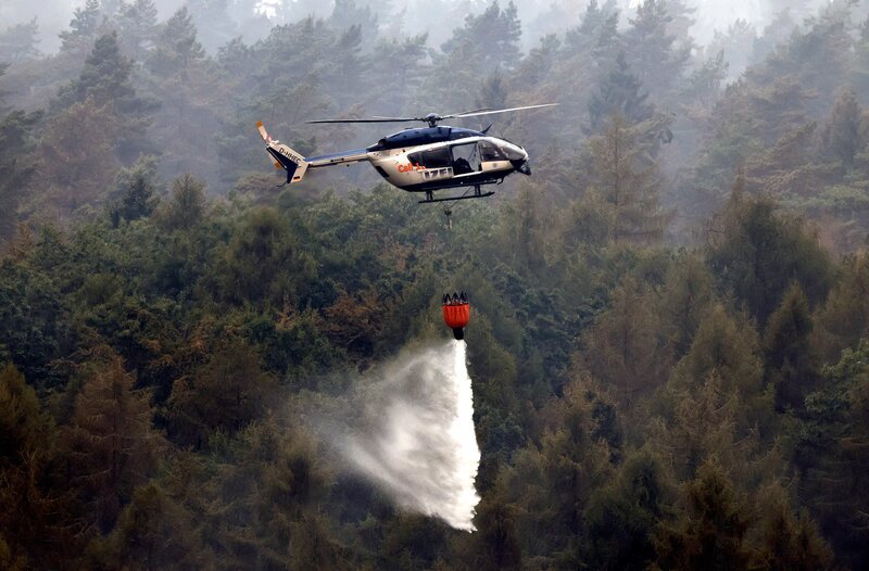 Hubschrauber von Bundeswehr und Bundespolizei, Bergepanzer der Bundeswehr und zahlreiche Kräfte von Feuerwehr, Polizei und anderen Freiwilligen sind beim Waldbrand im Hürtgenwald im Einsatz. Mehrere Hundert Hektar Waldfläche stehen in Flammen, die Feuerwalze hat sich bis dicht an einzelne Stadtteile herangefressen. – Bild: WDR/​Christoph Hardt/​picture alliance/​Panama Pictures
