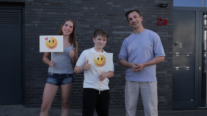 Besonders freundlich sein – welchen Effekt hat das? Sophia (16), (l.) und Bente (12), (M.) probieren es aus. „PUR+“-Moderator Eric Mayer (r.) begleitet sie dabei. – Bild: ZDF/​Ute Mattigkeit