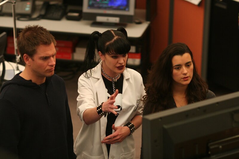 Als in einer Kühlbox ein Kopf eines Navy Captains gefunden wurde, beginnt für Abby (Pauley Perrette, M.), DiNozzo (Michael Weatherly, l.) und Ziva (Cote de Pablo, r.) die Suche nach dem Täter … – Bild: CBS Television