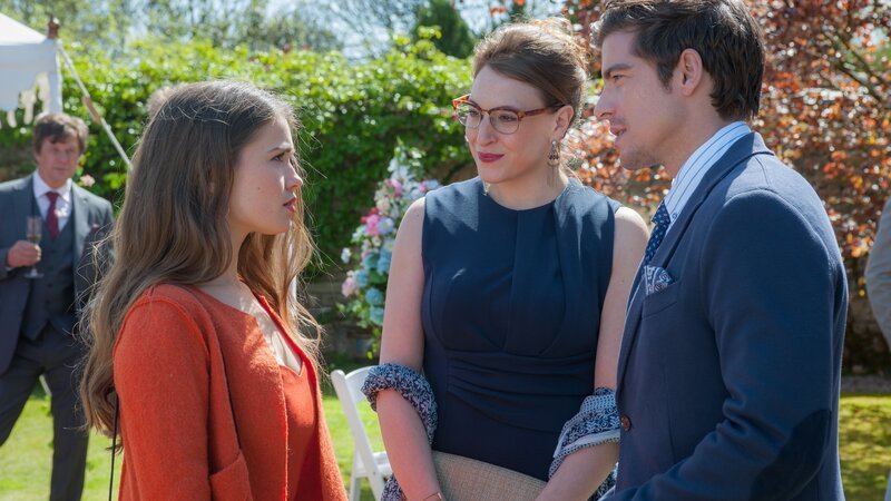 Lilly (Zoe Moore, l.) hatte sich von dem Wiedersehen mit Nicholas (Philipp Danne, r.) viel erhofft. Mit einer anderen Frau (Abigail Andjel, M.) an seiner Seite hatte sie jedoch nicht gerechnet. – Bild: ZDF/​JON AILES