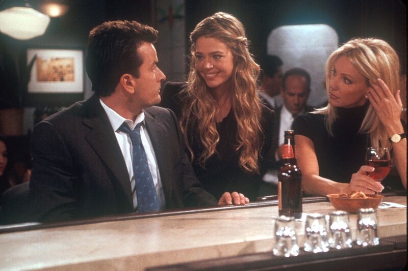 Während Caitlin (Heather Locklear, r.) und Charlie (Charlie Sheen, l.) an der Bar einen Drink zu sich nehmen wollen, wird Charlie von einer sehr attraktiven, jungen Frau namens Jennifer (Denise Richards, M.) angemacht … – Bild: ProSieben Media AG