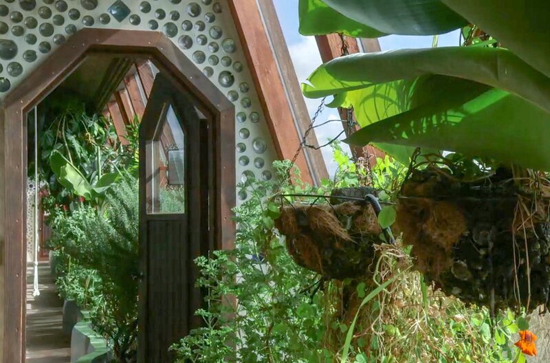 In New Mexico lebt eine autarke Gemeinschaft in „Earthships“, ökologisch nachhaltigen Häusern aus verschiedensten Recyclingmaterialien. – Bild: Interscoop