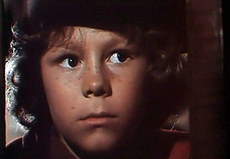 ARD DIE SCHATZINSEL (treasure island), E/​F/​I/​D/​GB 1972, Regie John Hough, am Samstag (24.09.11) um 11:45 Uhr im Ersten. Auf der Lauer: Der kleine Jim Hawkins (Kim Burfield) spioniert die Meuterer aus. – Bild: „ARD Degeto“ (S 2)