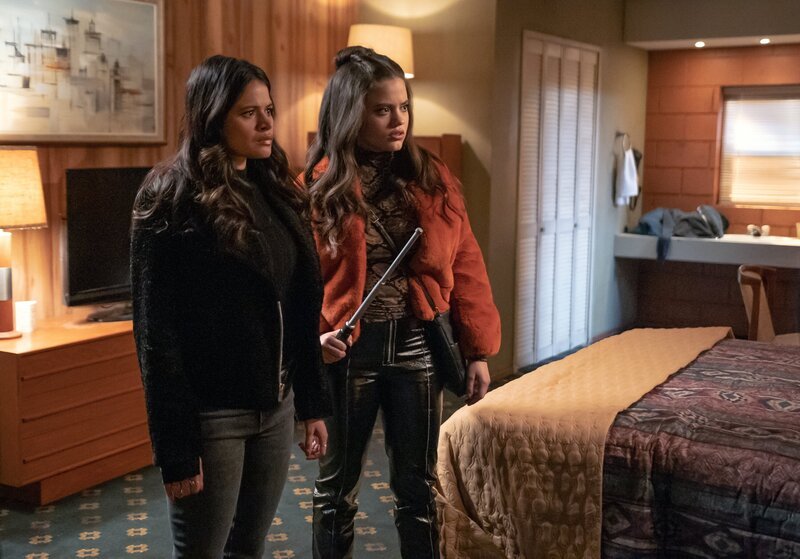 Mel Vera (Melonie Diaz, l.); Maggie Vera (Sarah Jeffery, r.) – Bild: The CW Network, LLC
