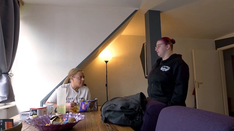 Leann zieht vorübergehend wieder bei Mama Jannie ein. – Bild: RTLZWEI