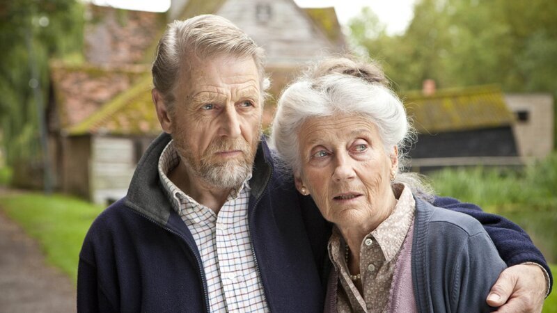 William Bingham (Edward Fox) und seine Frau Mary (Phyllida Law) haben sich völlig von der Welt abgeschottet. Beide sind nie darüber hinweggekommen, dass ihre ältere Tochter und ihr Sohn in den 60er Jahren nach einem schweren Familienstreit bei einem Autounfall ertrunken sind. – Bild: ZDF