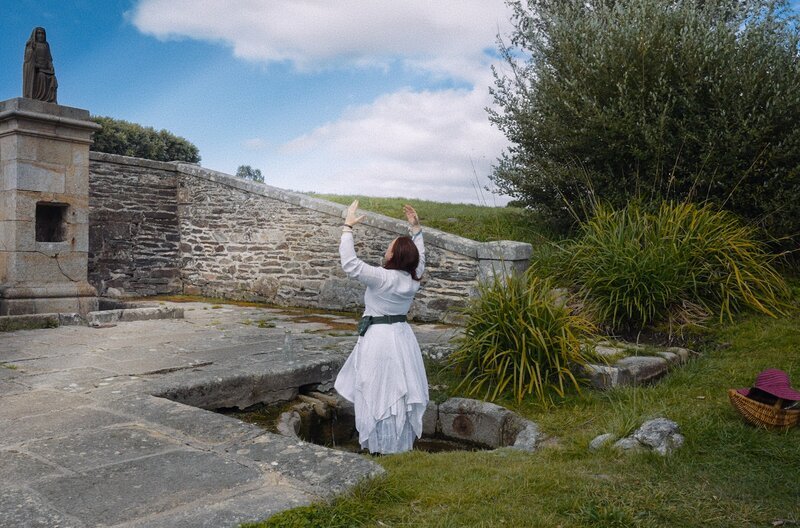 Yvanna ist Neo-Druidin, Priesterin der Dahut, einer heidnisch-keltischen Mythologie in Frankreich. – Bild: Benjamin Fares/​Spiegel TV