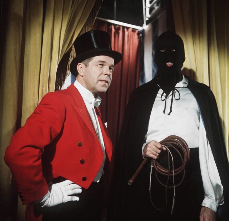 Zirkusdirektor Carl (Heinz Drache) und Dompteur Gregor (Christopher Lee), der sein angeblich entstelltes Gesicht hinter einer Maske verbirgt, suchen den unheimlichen Zirkus-Mörder. – Bild: ProSieben Media AG