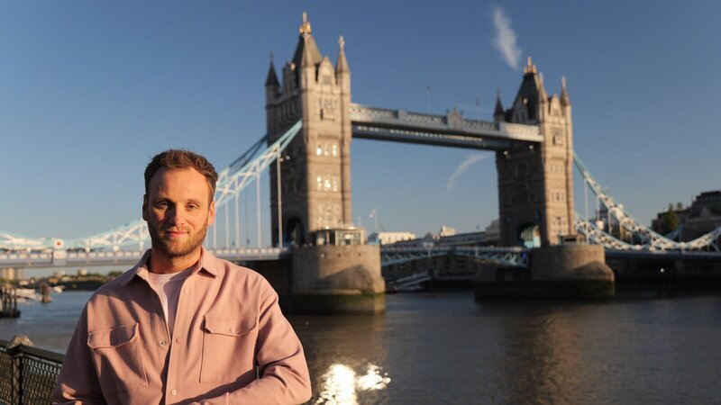Leon Windscheid vor der ikonischen Brücke in London – der Tower Bridge – Bild: 3sat