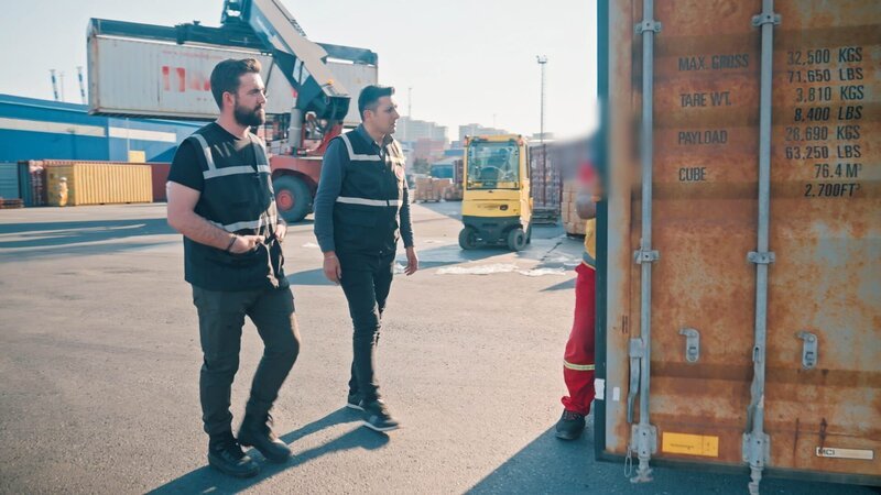 Medicine, fertilizer, and silicone are searched at the border gate. Cigarettes and textiles are seized at the airport; excess fuel is seized in Haydarpaşa. – Bild: Warner Bros. Discovery /​ Caner Can
