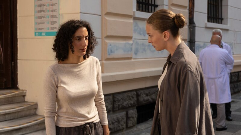 Müllsammler Ömer (Mouna Soualem, l.) ist in Wirklichkeit eine Frau namens Leah, die Ayse (Yasemin Kay Allen, r.) in ein Frauenhaus bringt. – Bild: ZDF
