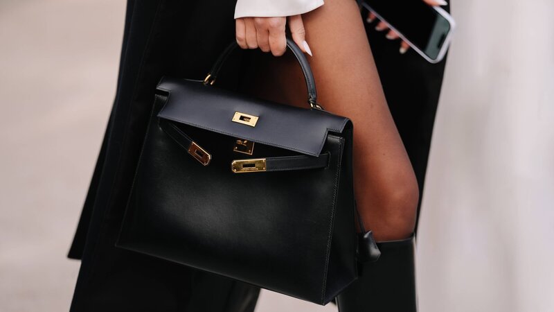 Luxushandtaschen sind begehrt – und kaum bezahlbar. Doch immer wieder kritisieren Umweltorganisationen und Gewerkschaften Lederproduktion und Arbeitsbedingungen in der Lieferkette. – Bild: ZDF