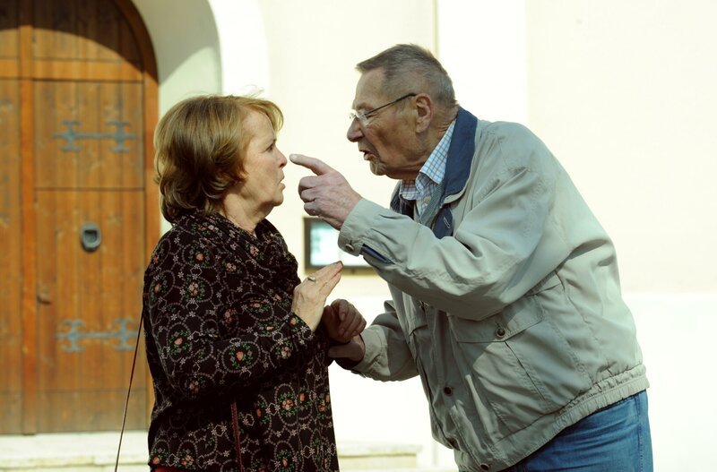 Als Tante Erna nicht aufhört zu reden, wird Alois doch grantig. Von links: Tante Erna (Petra Kelling) und Alois Preissinger (Erich Hallhuber). – Bild: BR/​Marco Orlando Pichler