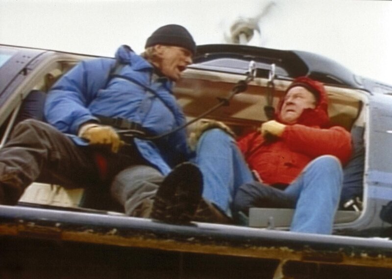 MacGyver (Richard Dean Anderson, l.) und Thornton (Dana Elcar, r.) kurz vor dem Absprung aus dem Hubschrauber. – Bild: Paramount Pictures