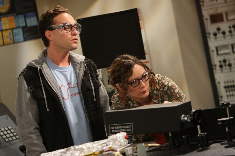 Um über Penny hinwegzukommen, kommt Leonard (Johnny Galecki, l.) auf die Idee, seine Kollegin Leslie (Sara Gilbert, r.) zu fragen, ob sie mit ihm ausgehen möchte. Und er hat Erfolg … – Bild: PLURIMEDIA (Warner Bros)
