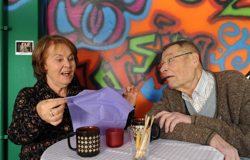 Tante Erna und Alois finden schnell ein gemeinsames Thema: das liebe Geld. Von links: Tante Erna (Petra Kelling) und Alois Preissinger (Erich Hallhuber). – Bild: BR/​Marco Orlando Pichler