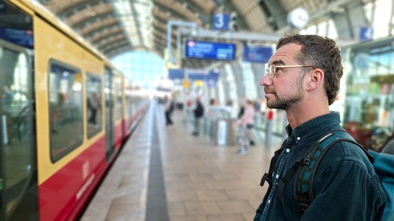 Viele Menschen in Deutschland pendeln mit Bus und Bahn, zwei Drittel aber mit dem Auto. – Bild: 3sat Viele Menschen in Deutschland pendeln mit Bus und Bahn, zwei Drittel aber mit dem Auto. – Bild: 3sat