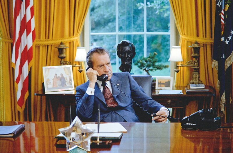 Washington, 1972: US-Präsident Richard Nixon am Telefon im „Oval Office“ im Weißen Haus – Bild: LA Générale De Production Audiovisuelle/​Getty Images