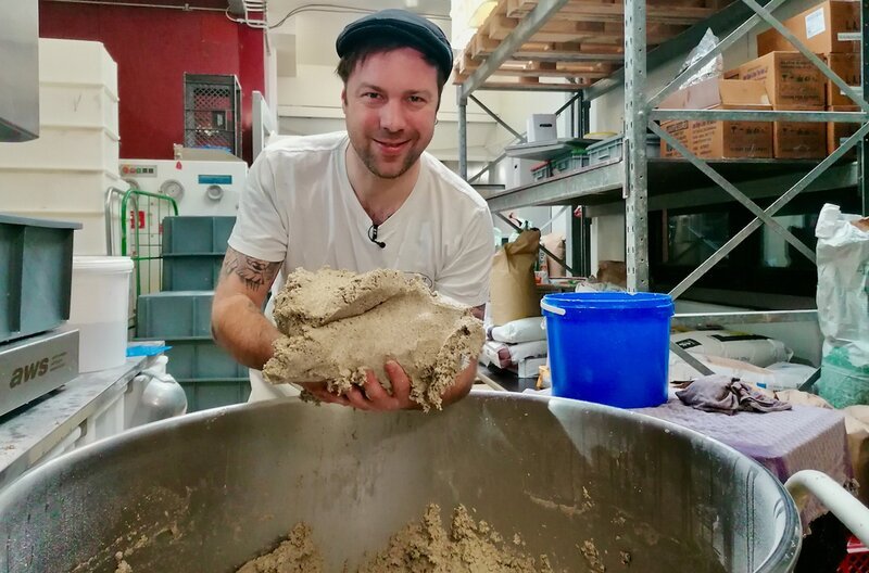 Daniel Lorenzen übernimmt gemeinsam mit seinem Bruder Jasper die Bäckerei der Eltern. – Bild: NDR/​Sylvi Hoschke