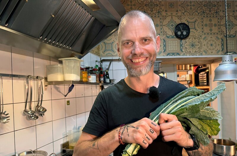 Dirk Schritt kündigte seinen sicheren Job an der Frankfurter Börse, machte seine vegane Leidenschaft zum Beruf und eröffnete in Geisenheim sein veganes Restaurant „Zwei und Zwanzig“. – Bild: HR
