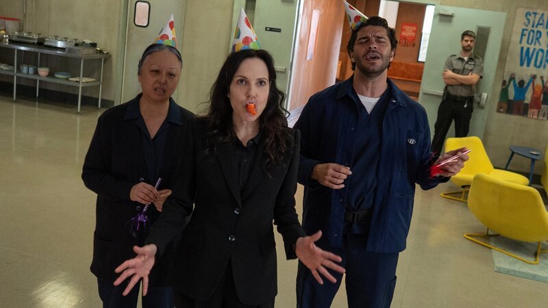 Wenn eines der Kinder den Vorderbau verlassen muss, wird das von Maureen (Jane Luk, l.), Ms. Sigsby (Mary-Louise Parker, 2.v.l.) und Tony (Jason Diaz, 2.v.r.) gefeiert. Ein Security-Mitarbeiter (Xander Martel) schaut zu. – Bild: ZDF