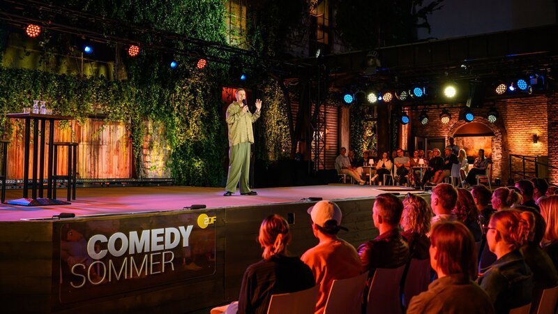 Sommer macht lustig: Stand-up-Comedian Till Reiners moderiert den „ZDF Comedy Sommer“. – Bild: ZDF