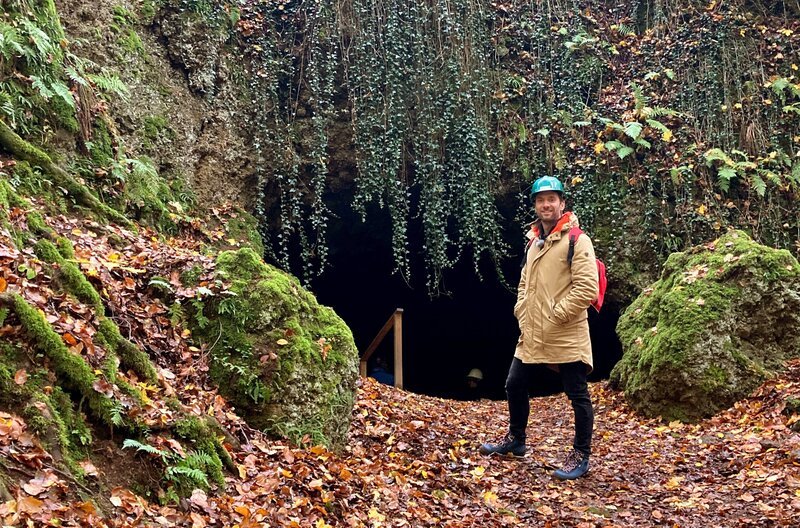 Zu Fuß lässt sich die südliche Eifel am besten erobern: Daniel Aßmann wandert durch herbstlich leuchtende Wälder. – Bild: SWR/​Antje Wunsch-Baumgarten
