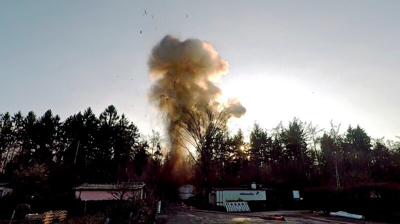 Bei der Sprengung einer 500-Pfund-Bombe können die Splitter bis zu einem Kilometer weit fliegen. – Bild: NDR