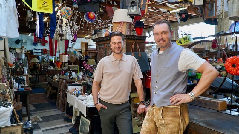 Richard Deutinger (links) posiert für ein Foto mit Peter Feichtinger (rechts) beim Trödler Abraham in Regau. – Bild: ServusTV / Tamara Koenig / Degn Film / Barbara Meikl Richard Deutinger (links) posiert für ein Foto mit Peter Feichtinger (rechts) beim Trödler Abraham in Regau. – Bild: ServusTV / Tamara Koenig / Degn Film / Barbara Meikl