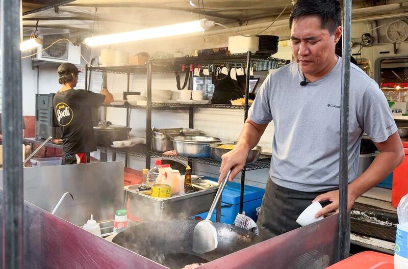 Wilfrid Lai Ah Che, ein Koch chinesischer Herkunft, stellt sein Rezept für Chao Men vor. – Bild: Elephant Doc