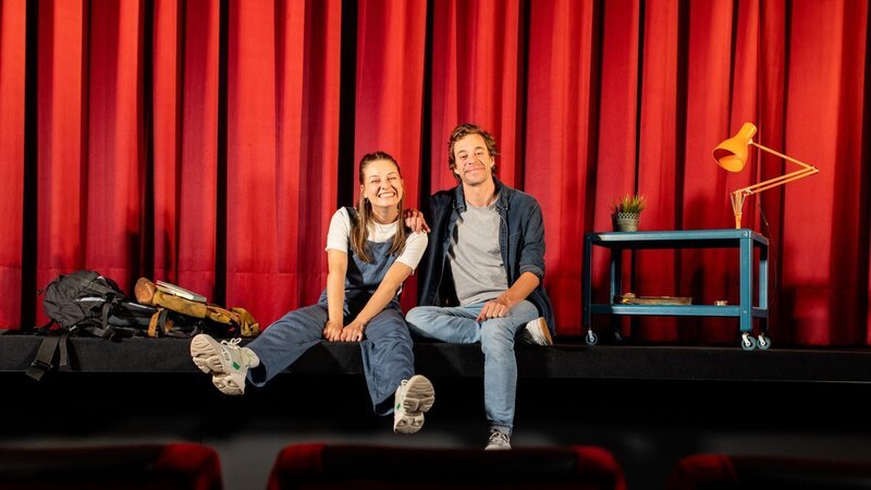 Checker Tobi und Checkerin Marina treffen sich im Kino und erzählen von ihren Drehreisen für den zweiten Checker-Kinofilm. – Bild: BR/​megaherz gmbh/​Hans-Florian Hopfner