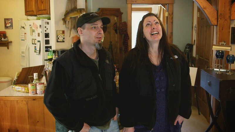 Lisa und Dave Dewyngaert erfüllen sich mit einem Neustart in Alaska einen Traum. Sie haben den Umzug lange geplant und machen nun Nägel mit Köpfen, nachdem auch das letzte Kind aus dem Haus ist. Im Matanuska-Susitna-Tal suchen sie ein alaskisches Haus in der Wildnis – um Elche und Bären direkt vor der Haustür beobachten zu können. Ihr Makler zeigt den Abenteurern Traumhäuser in atemberaubender Kulisse. – Bild: HGTV
