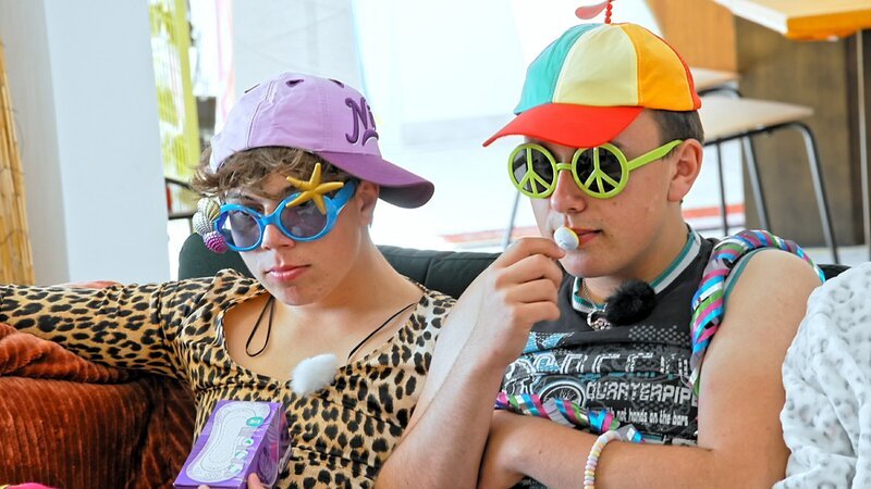 Wer kann die anderen zum Lachen bringen? Mit diesem Look geben Freddy und Moritz alles. – Bild: ZDF/​Georg Bussek