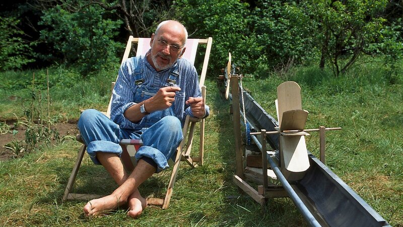 Ein heißer Sommer in Bärstadt. Beim Umleiten des Bärbachs in seinen Garten, entdeckt Peter (Peter Lustig) die Wasserkraft und wie man diese nutzen kann. – Bild: Christiane Pausch