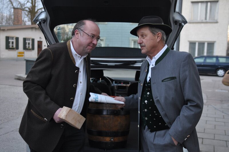 Stadler (Heinrich Stadler) und Lorenz Schattenhofer (Werner Rom). Schattenhofer freut sich diebisch, als er von Stadlers Racheplan erfährt. – Bild: BR/​Jo Bischoff