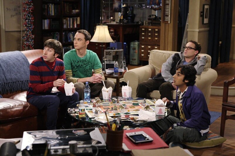Howard Wolowitz (Simon Helberg); Sheldon Cooper (Jim Parsons); Leonard Hofstadter (Johnny Galecki); Rajesh Koothrappali (Kunal Nayyar). – Bild: PLURIMEDIA (Warner Bros)